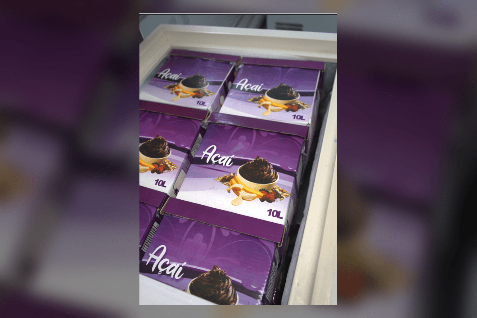 Caixas de açaí 10 litros estocadas em freezer, prontas para entrega